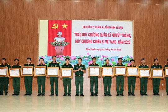 Trao Huy chương Quân kỳ quyết thắng, Huy chương Chiến sĩ vẻ vang cho quân nhân