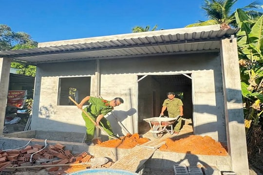 Công an Hàm Tiến học tập theo Bác làm nhiều việc tốt