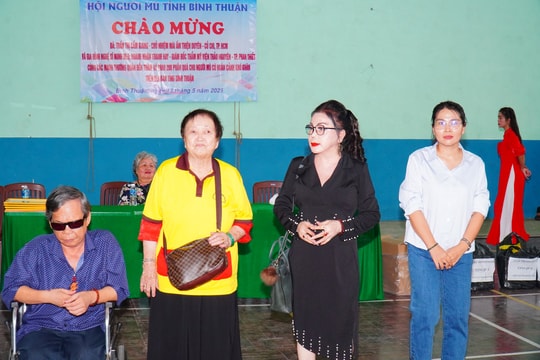 
Trao tặng 200 suất quà cho hội viên người mù