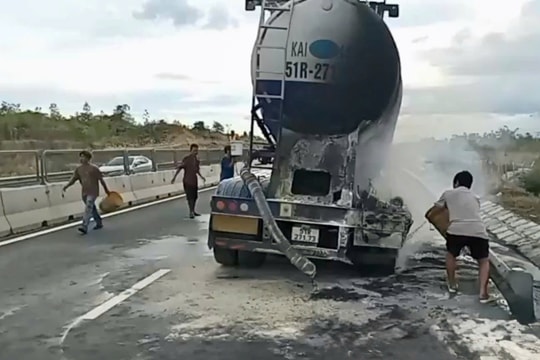 Thùng bồn của xe đầu kéo bất ngờ bốc cháy trên cao tốc