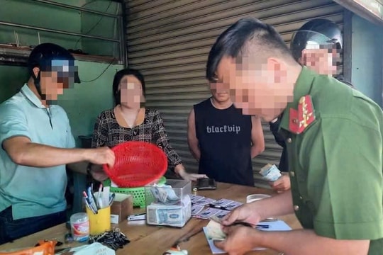 Bắt quả tang chủ đại lý vé số bán số đề