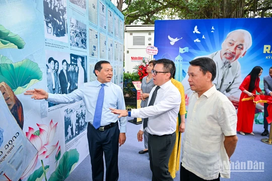 Báo Nhân Dân khai mạc triển lãm và ra mắt ấn phẩm đặc biệt kỷ niệm 135 năm Ngày sinh Chủ tịch Hồ Chí Minh