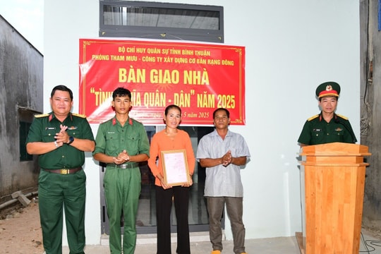 Bàn giao nhà "Tình nghĩa quân - dân" tại xã Đức Thuận
