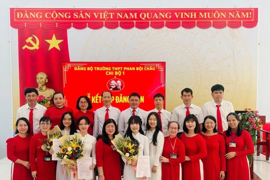 
6 học sinh Trường THPT Phan Bội Châu được kết nạp Đảng