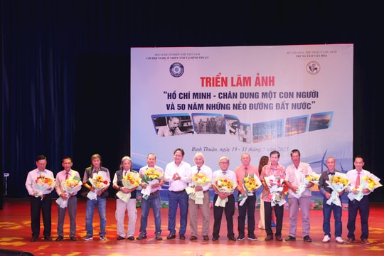 Triển lãm ảnh “Hồ Chí Minh - chân dung một con người và 50 năm những nẻo đường đất nước”