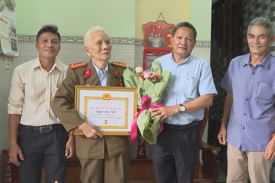 TP. Phan Thiết: Trao huy hiệu Đảng trước thời hạn cho 11 đảng viên cao tuổi