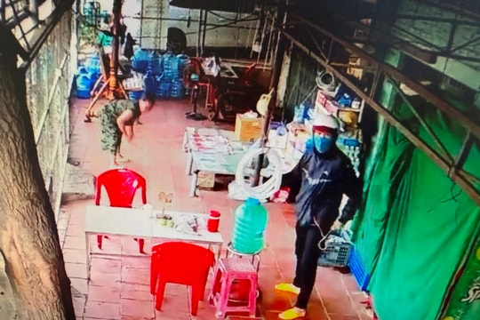 Giả vờ mua hàng rồi giật dây chuyền của chủ tiệm