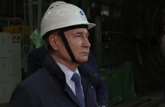 Tổng thống Putin thăm vùng Kursk, yêu cầu tăng cường rà phá bom mìn