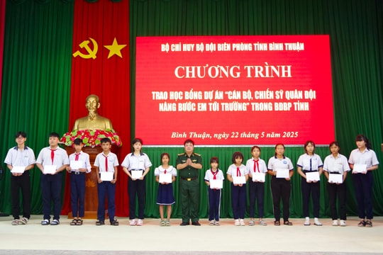 Trao 13 suất học bổng dự án “Cán bộ, chiến sỹ quân đội nâng bước em tới trường”