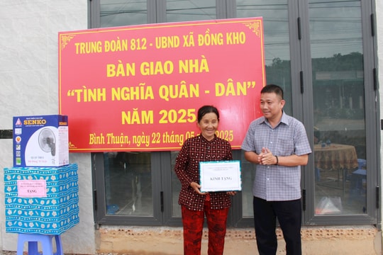 Trao nhà “Tình nghĩa Quân - Dân” cho hộ gia đình khó khăn tại xã Đồng Kho