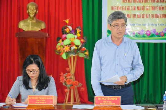 
Phó Chủ tịch UBND tỉnh Nguyễn Minh kiểm tra  thực hiện xóa nhà tạm, nhà dột nát huyện Hàm Thuận Nam
