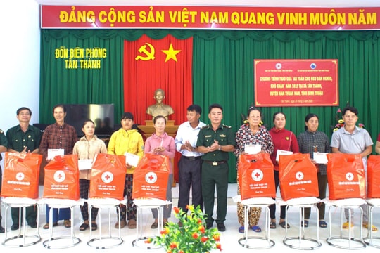 Sẻ chia khó khăn cùng ngư dân nghèo, khó khăn