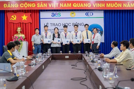 AES Việt Nam tặng 5 suất học bổng cho sinh viên UPT