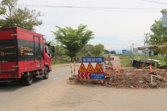 
Che chắn lề đường quốc lộ 28B rồi để đó!


