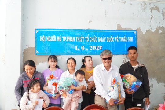 
Trao quà cho trẻ em mù nhân dịp 1/6