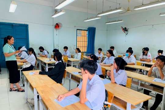 
Thí sinh làm thủ tục dự thi vào lớp 10 công lập THPT năm học 2025-2026