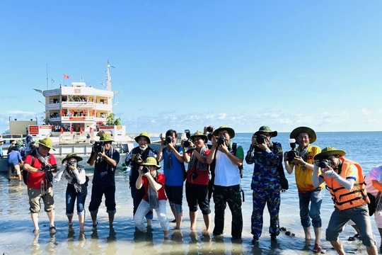 Hướng tới kỷ niệm 100 năm ngày Báo chí Cách mạng Việt Nam (21/6/1925 - 21/6/2025):﻿﻿ Chủ tịch Hội Nhà báo Việt Nam chúc mừng những người làm báo