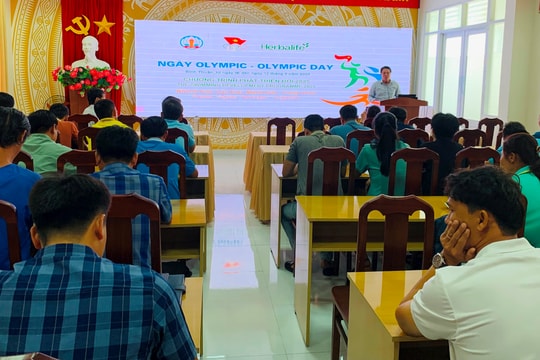 80 giáo viên được tập huấn chương trình phát triển bơi, phòng chống đuối nước