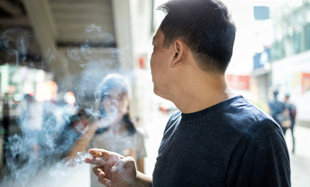 ‏Hút thuốc lá thụ động gây ho, đau họng, tổn thương phổi – Giải pháp nào để bảo vệ?‏