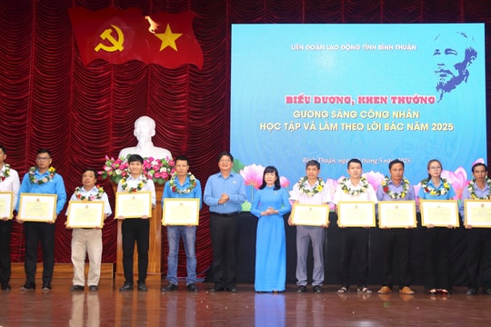 Công nhân lao động thi đua học và làm theo Bác