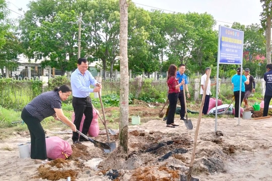 
Ra quân trồng cây xanh tuyến quốc lộ 1A