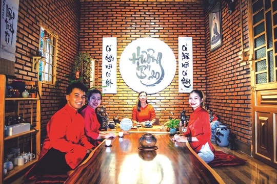 Bàn trà, nơi lưu giữ tình thân
