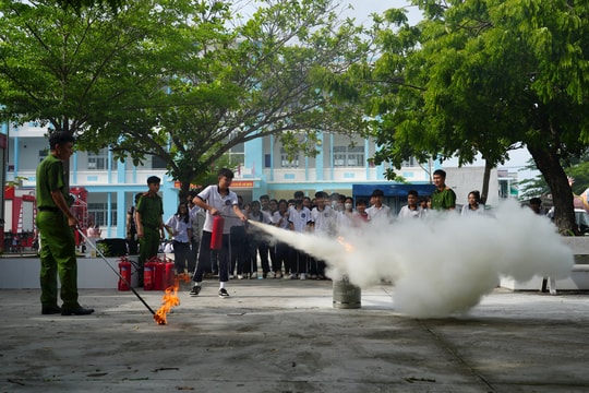 Cảnh sát hướng dẫn kỹ năng chữa cháy, thoát nạn cho học sinh