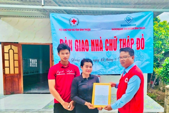 Bàn giao nhà Chữ Thập đỏ tại Đông Giang