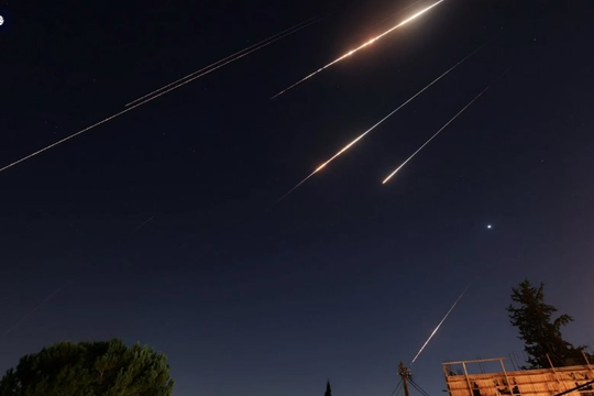 Iran mở đợt tấn công tên lửa mới vào Israel
