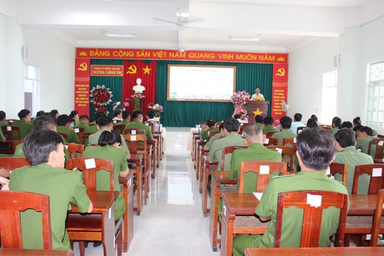 
Khai giảng lớp trung cấp Lí luận chính trị hệ tập trung - khoá 13 dành cho cán bộ, chiến sĩ công an tỉnh
