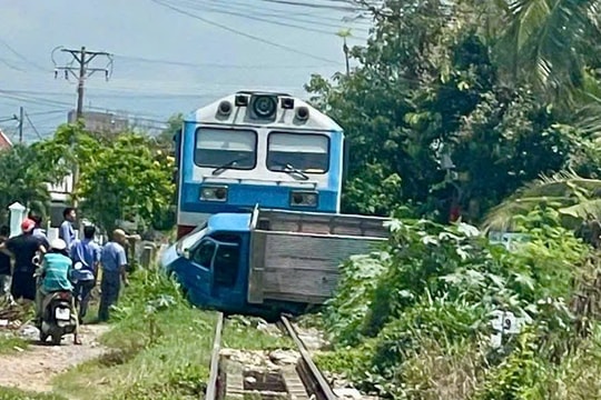 Hàm Thuận Bắc: Xảy ra va chạm giữa xe tải và tàu hỏa