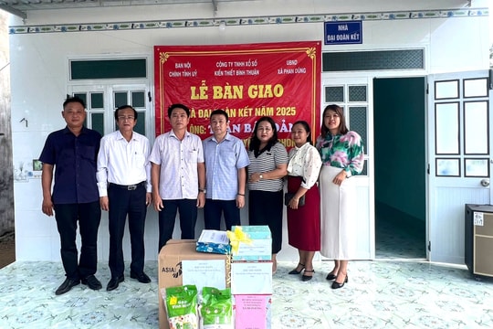  Trao nhà Đại đoàn kết cho hộ nghèo xã Phan Dũng