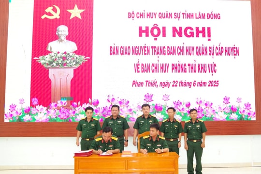 Bàn giao nguyên trạng Ban CHQS cấp huyện về Ban Chỉ huy phòng thủ khu vực
