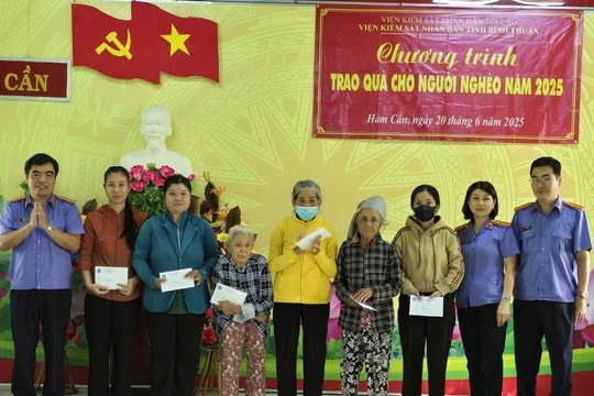 Trao 20 phần quà cho hộ nghèo, hộ khó khăn