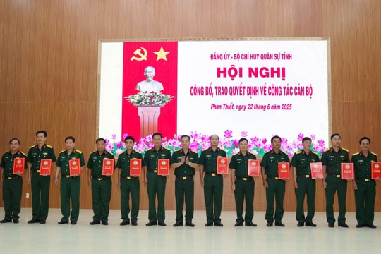 Trao quyết định điều động cán bộ các Ban Chỉ huy Phòng thủ khu vực
