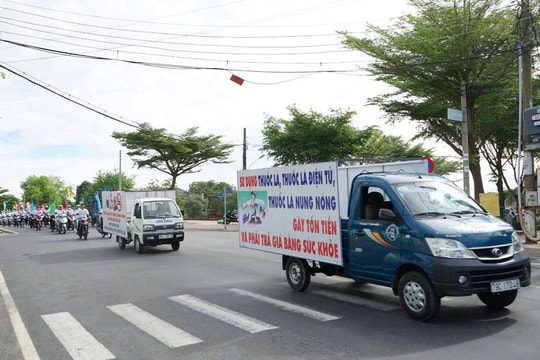 Phòng, chống tác hại của thuốc lá: Vấn nạn người nổi tiếng quảng cáo thuốc lá điện tử