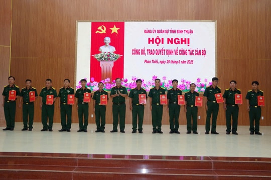 Bộ CHQS tỉnh Bình Thuận và Lâm Đồng trao quyết định về công tác cán bộ