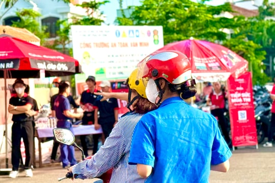 Phụ huynh sát cánh, cùng con “vượt vũ môn”