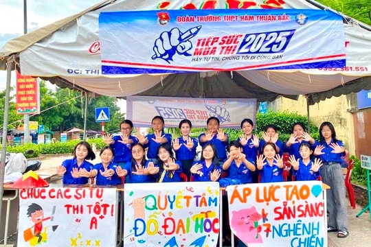 Đội tình nguyện "Tiếp sức mùa thi" đồng hành cùng thí sinh