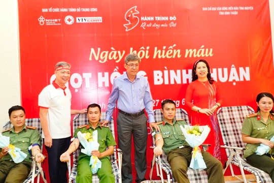 Gần 300 người tham gia hiến máu tình nguyện tại chương trình “Hành trình đỏ - Giọt hồng Bình Thuận” năm 2025