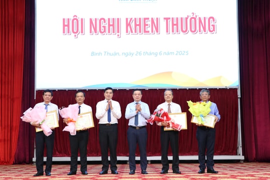 Biểu dương các tổ chức, cá nhân có đóng góp tích cực trong quá trình phát triển của tỉnh