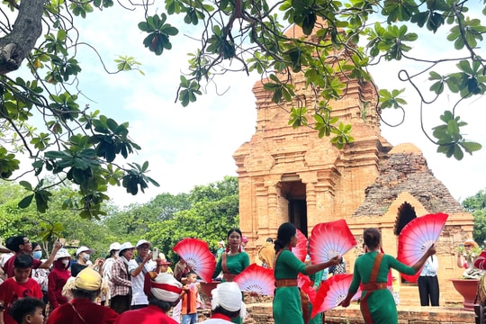Giữ gìn, phát huy văn hóa truyền thống trong dòng chảy hiện đại