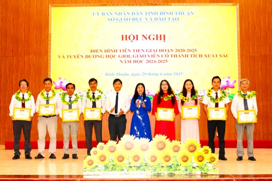 
Tuyên dương học sinh giỏi, giáo viên có thành tích xuất sắc