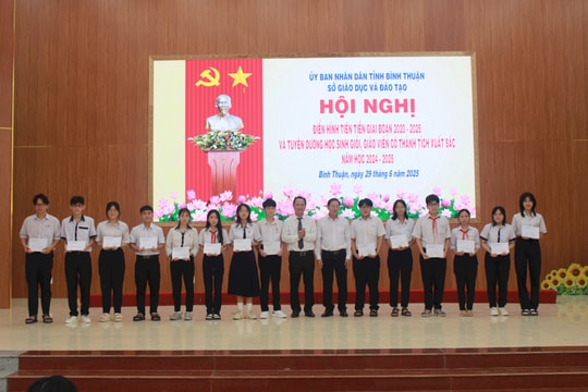 Trao 41 suất học bổng cho học sinh đạt thành tích xuất sắc