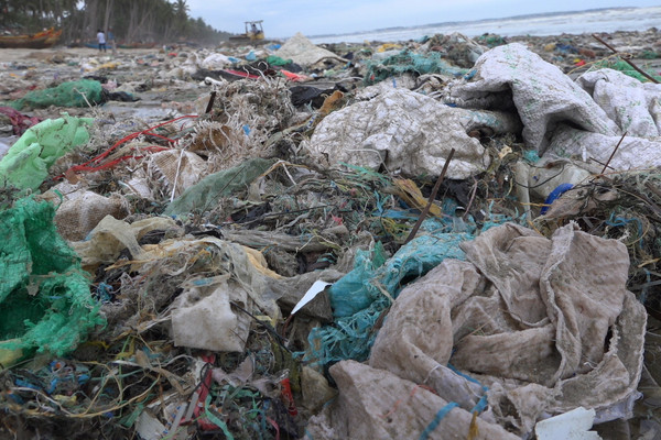 Clip dự thi “Giải Cờ đỏ” Rác thải nhựa ven biển:  Tiện 1 phút, trả giá nghìn năm