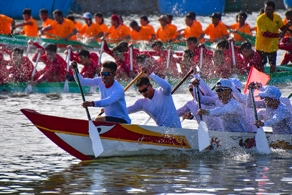 Sôi động lễ hội đua thuyền trên sông Cà Ty
