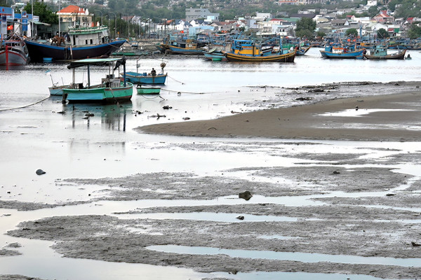 Khu tránh trú bão - Cảng cá Phú Hải: Tàu thuyền ra vào khó khăn vì bị bồi lấp