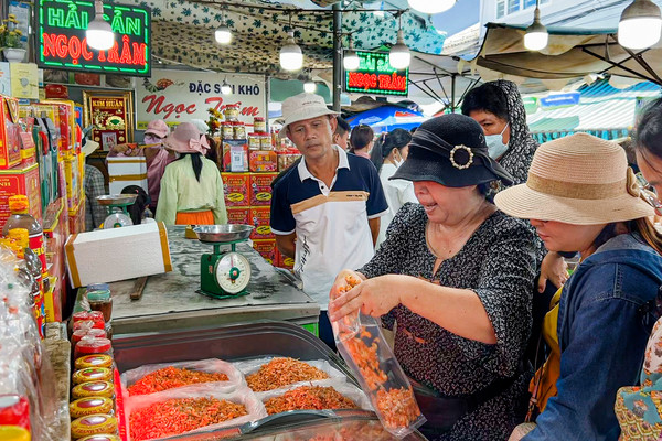 Du khách khám phá ẩm thực chợ Phan Thiết