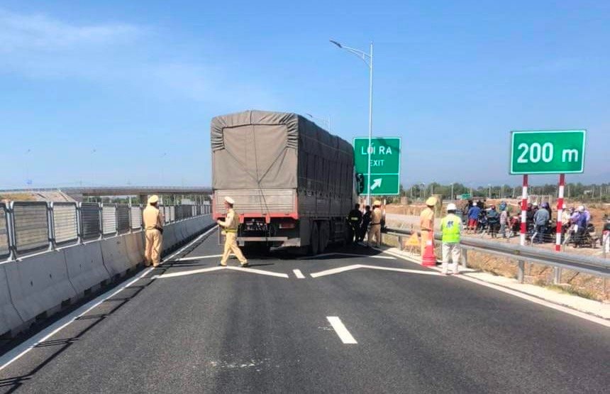 Khởi tố tài xế điều khiển xe tải lao vào CSGT trên cao tốc